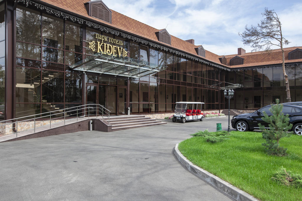 Park-Hotel Kidev Čubynske Exteriér fotografie